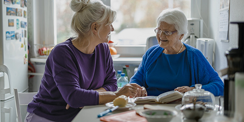 Immagine di una caregiver che parla con il proprio caro Immagine di una caregiver che parla con il proprio caro